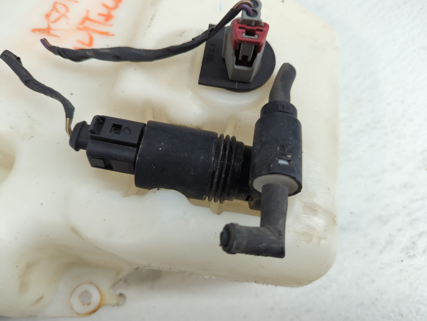2011 Town & Country Windshield Washer Fluid Reservoir Bottle Oem - Oemusedautoparts1.com