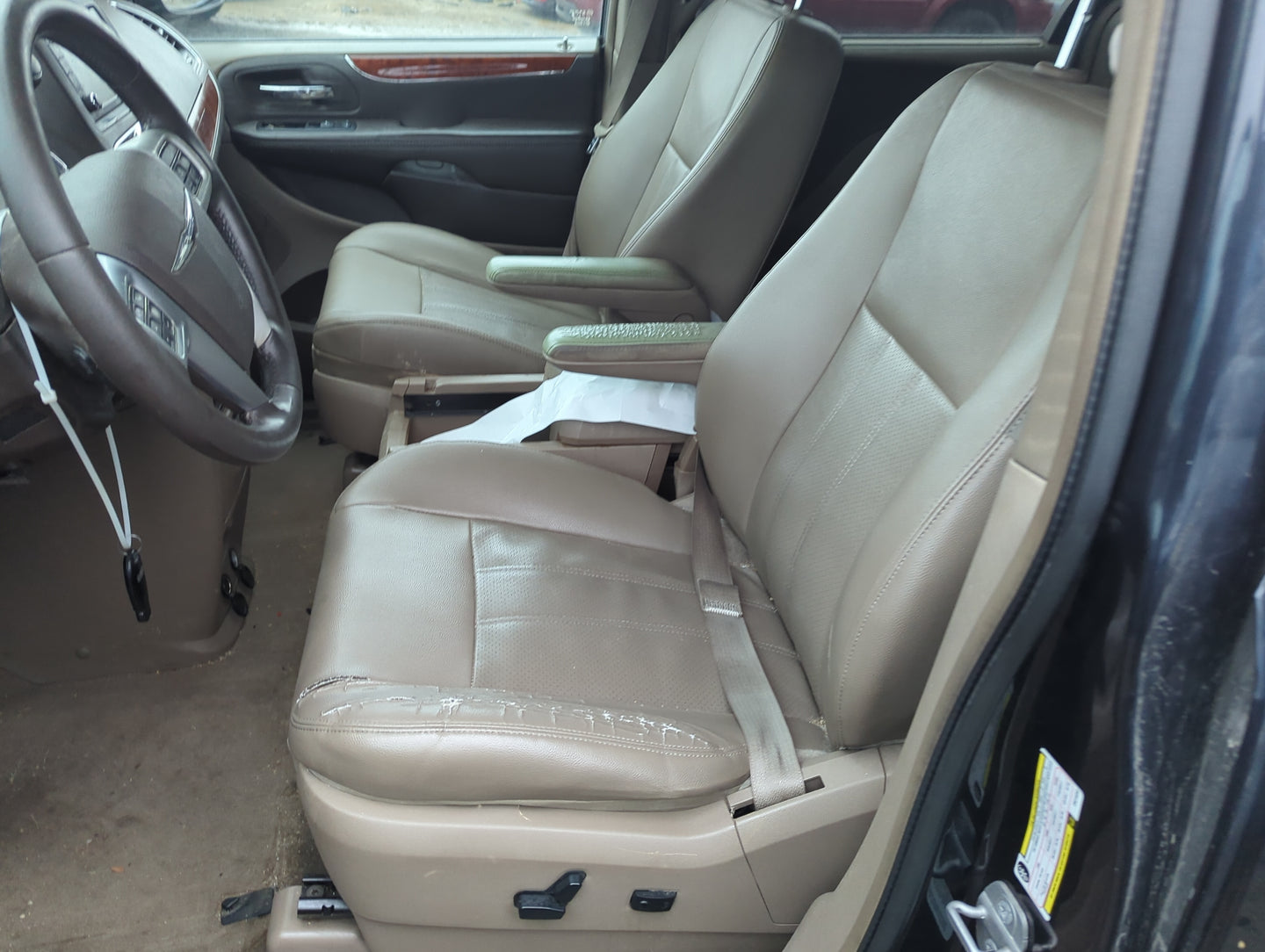2011-2016 Chrysler Town & Country Driver Front Seat Oem - Oemusedautoparts1.com