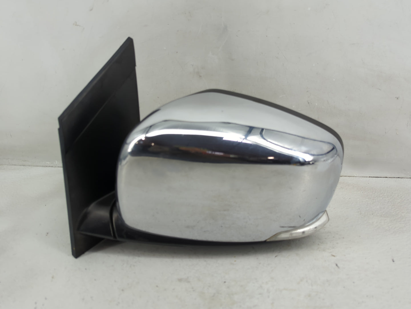 2010-2016 Chrysler Town & Country Driver Side View Mirror - Left Door Mirror OEM Used - Oemusedautoparts1.com
