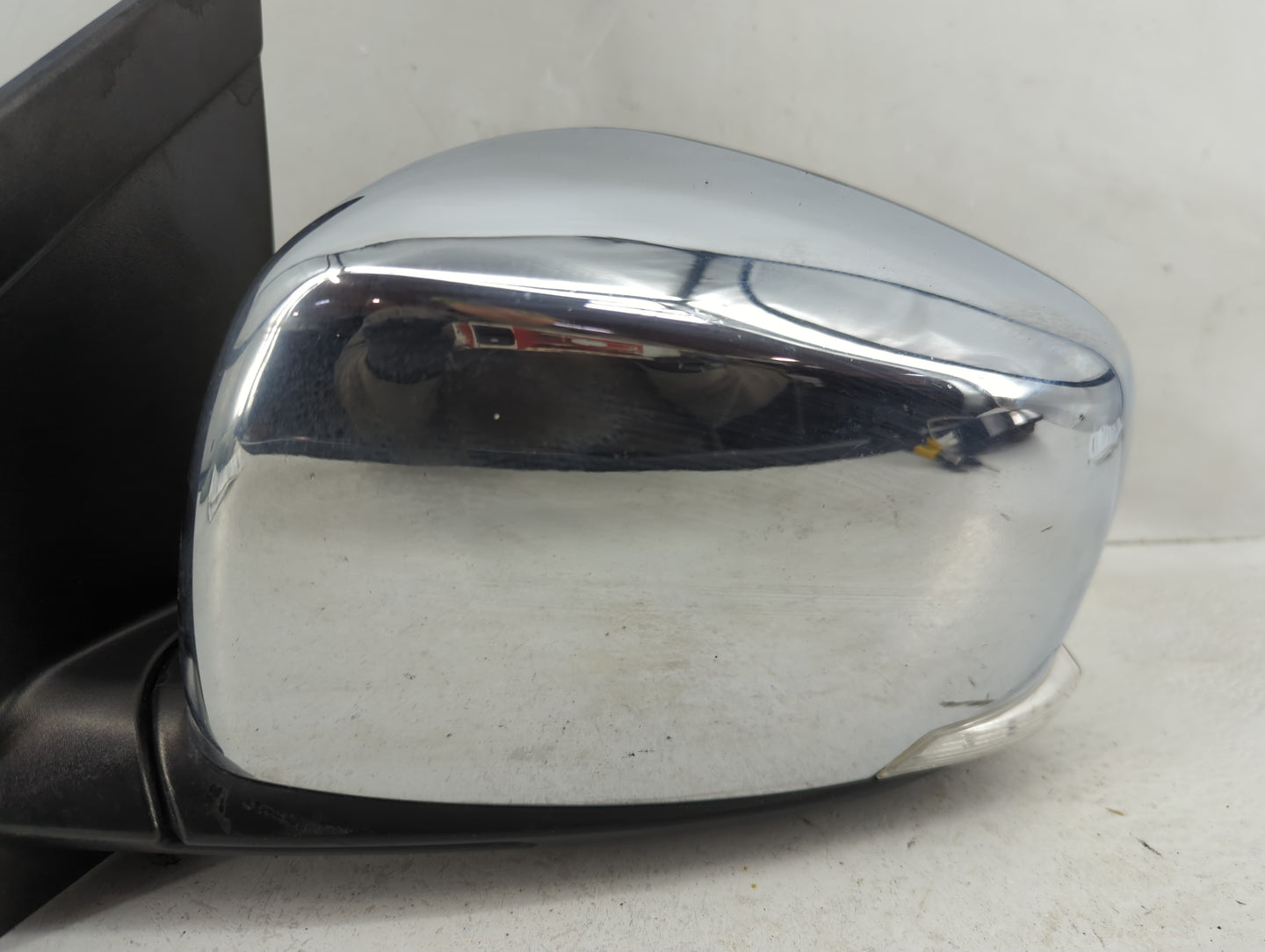 2010-2016 Chrysler Town & Country Driver Side View Mirror - Left Door Mirror OEM Used - Oemusedautoparts1.com