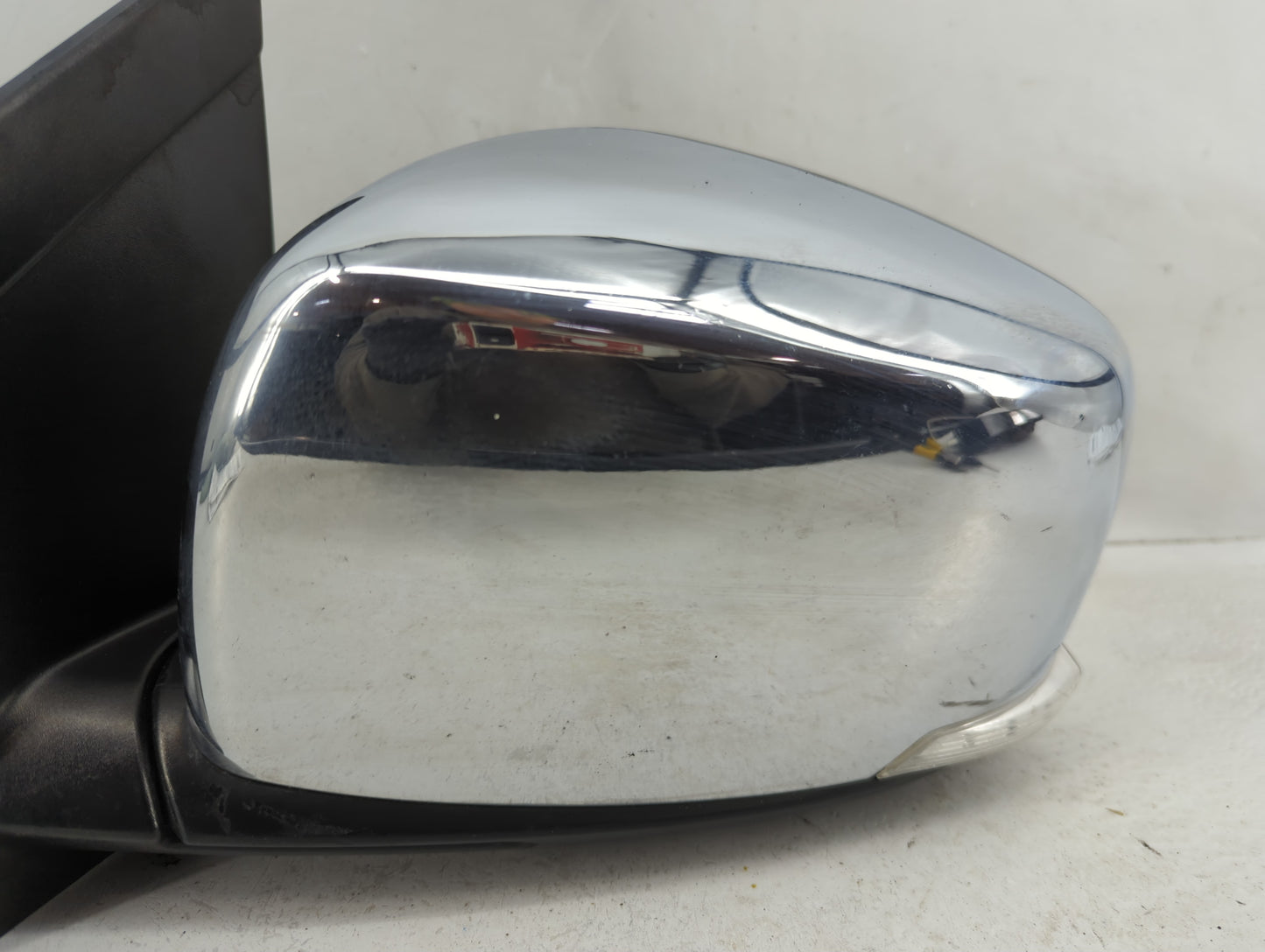 2010-2016 Chrysler Town & Country Driver Side View Mirror - Left Door Mirror OEM Used - Oemusedautoparts1.com