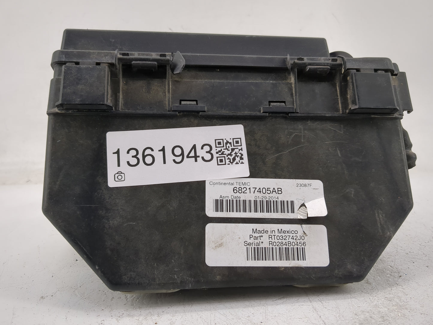 2014 Chrysler Town & Country Fusebox Fuse Box Panel Relay Module P/N:68217405AB Fits OEM Used Auto Parts - Oemusedautoparts1