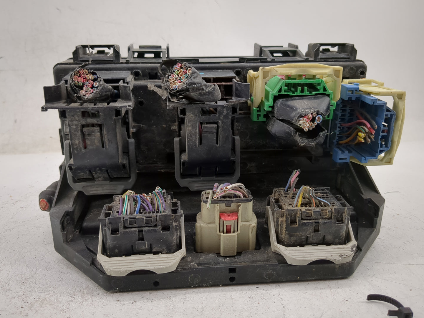 2014 Chrysler Town & Country Fusebox Fuse Box Panel Relay Module P/N:68217405AB Fits OEM Used Auto Parts - Oemusedautoparts1