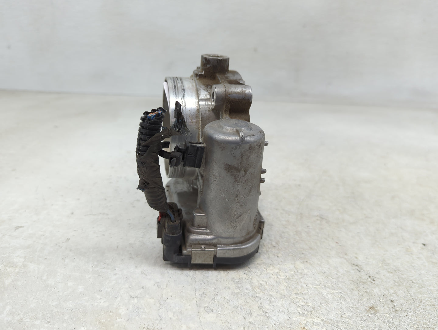 2011-2016 Chrysler Town & Country Throttle Body P/N:0 280 750 570 05184349AC Fits OEM Used Auto Parts - Oemusedautoparts1.co