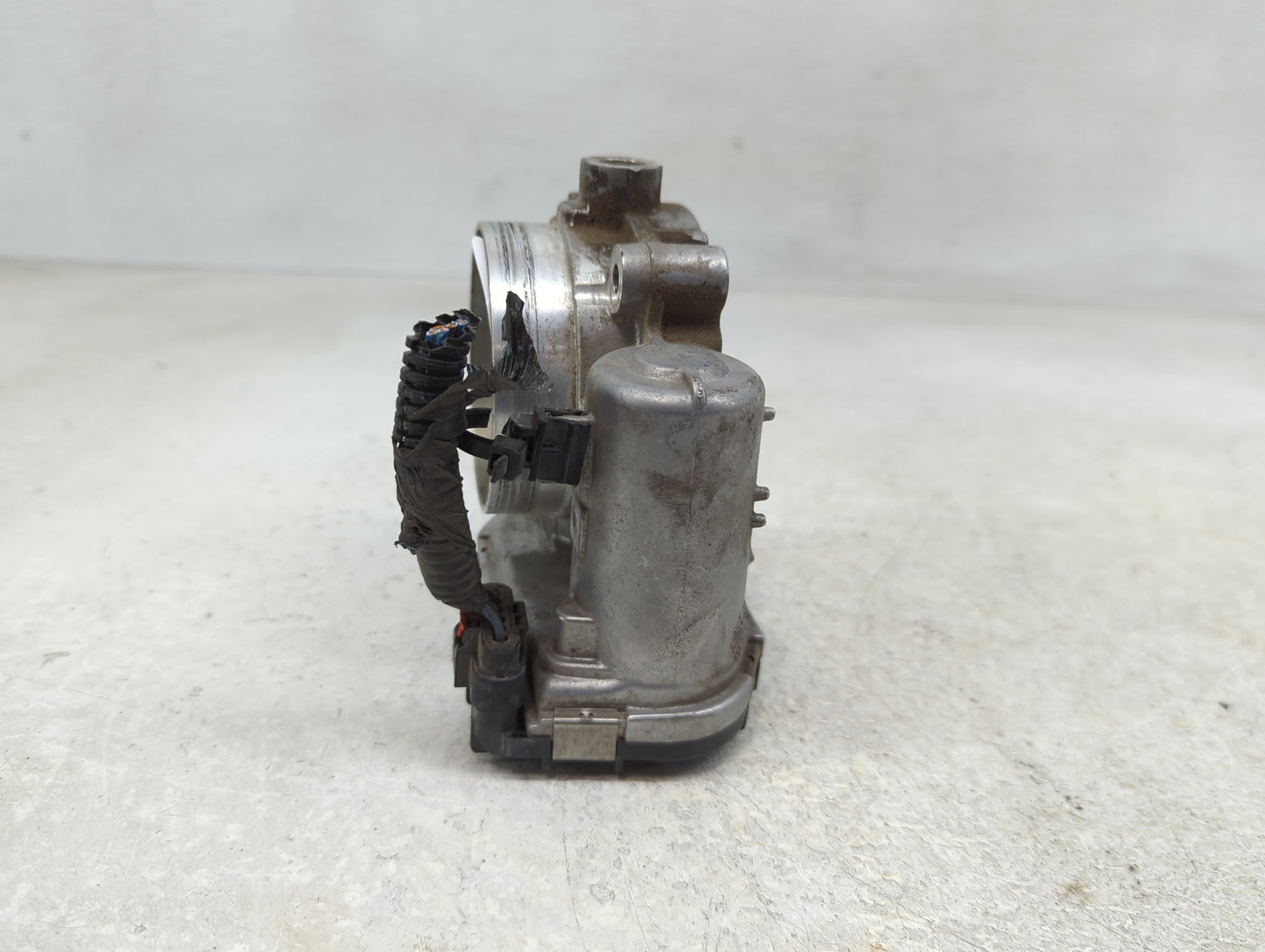 2011-2016 Chrysler Town & Country Throttle Body P/N:0 280 750 570 05184349AC Fits OEM Used Auto Parts - Oemusedautoparts1.co