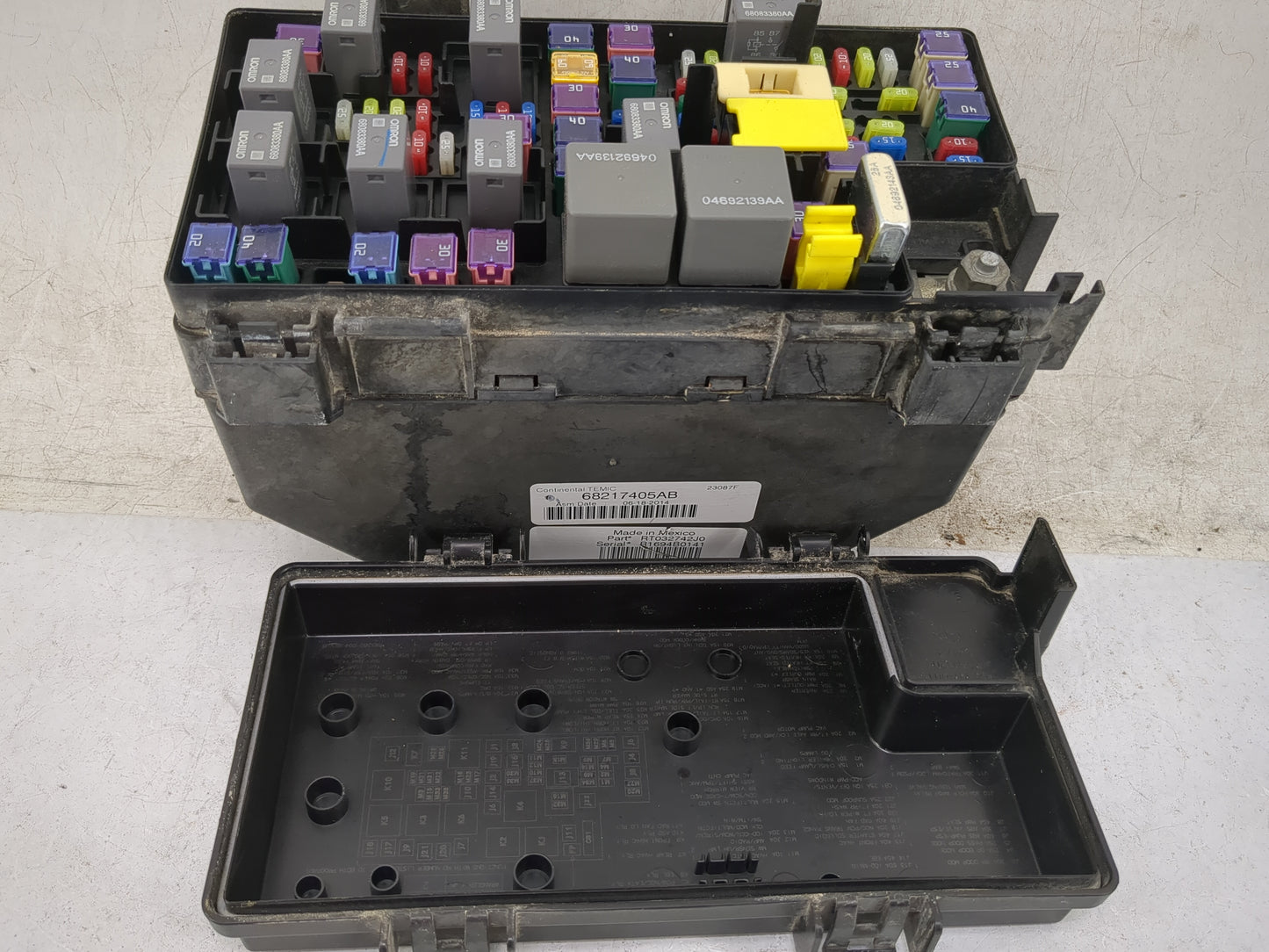 2014-2014 Chrysler Town & Country Fusebox Fuse Box Relay Module Tipm 1460533 - Oemusedautoparts1.com
