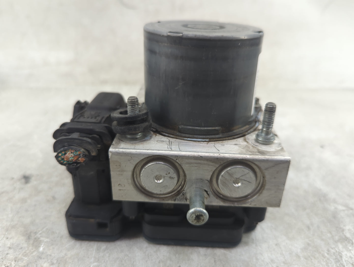 2014 Chrysler Town & Country ABS Pump Control Module Replacement P/N:2265106527 Fits OEM Used Auto Parts - Oemusedautoparts1