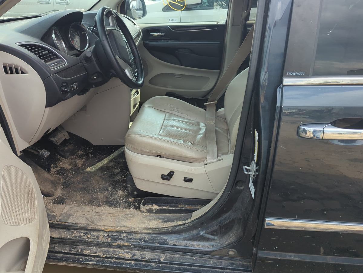 2011-2016 Chrysler Town & Country Driver Front Seat Oem 5011613 - Oemusedautoparts1.com