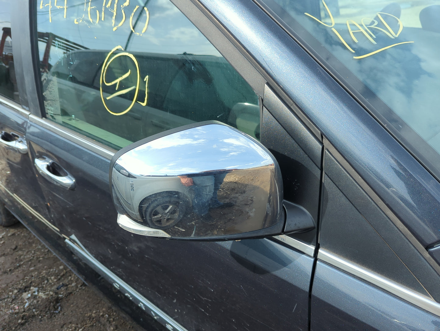 2010-2016 Chrysler Town & Country Passenger Side View Mirror - Right Door Mirror OEM Used - Oemusedautoparts1.com