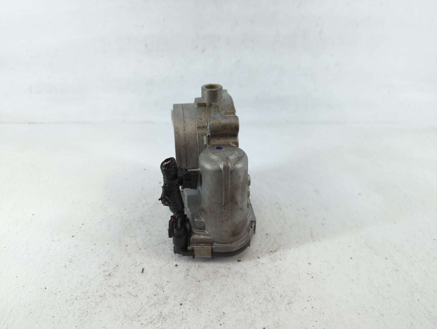 2011-2016 Chrysler Town & Country Throttle Body P/N:2 02 007 677012 Fits OEM Used Auto Parts - Oemusedautoparts1.com