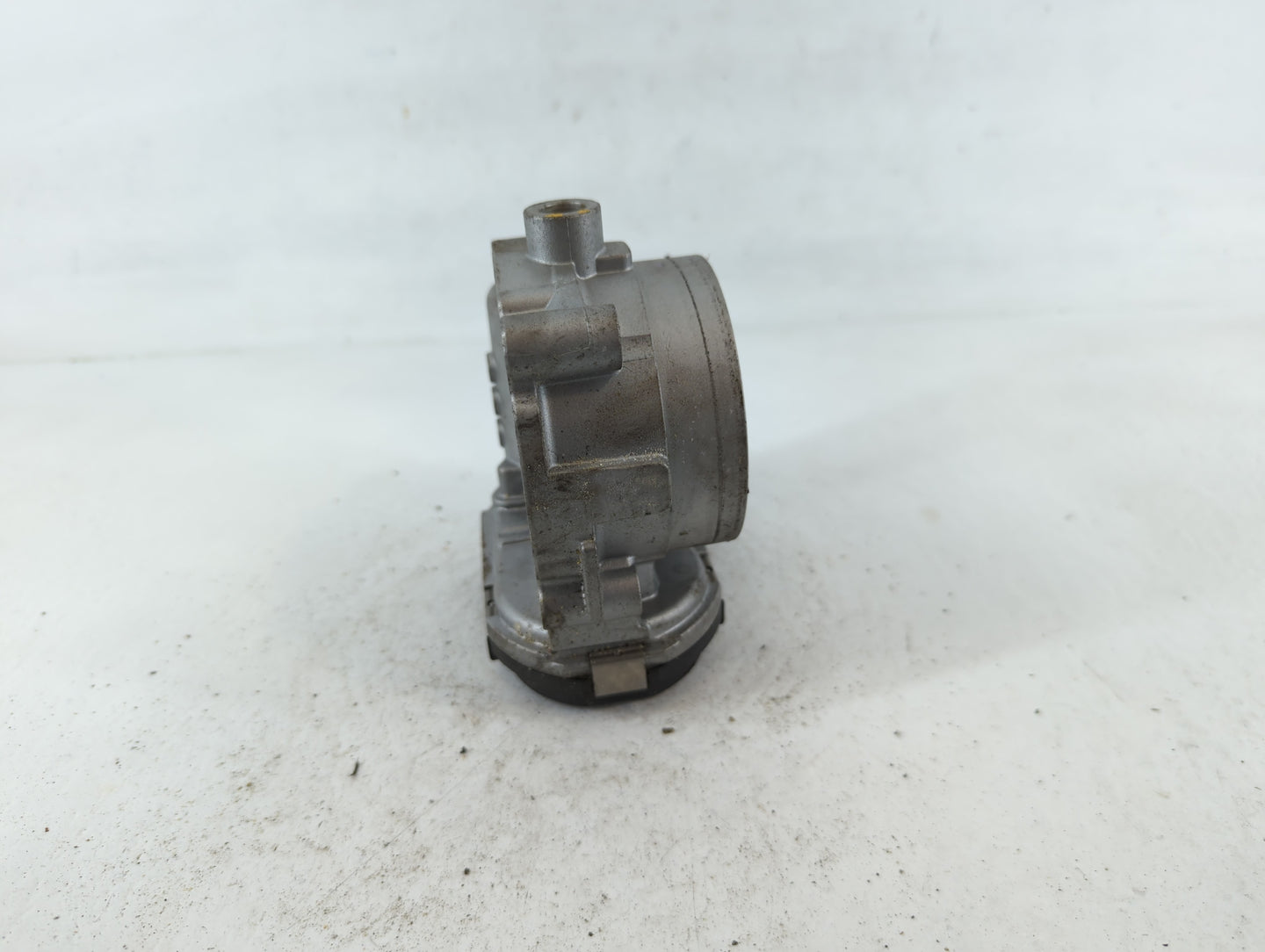 2011-2016 Chrysler Town & Country Throttle Body P/N:2 02 007 677012 Fits OEM Used Auto Parts - Oemusedautoparts1.com