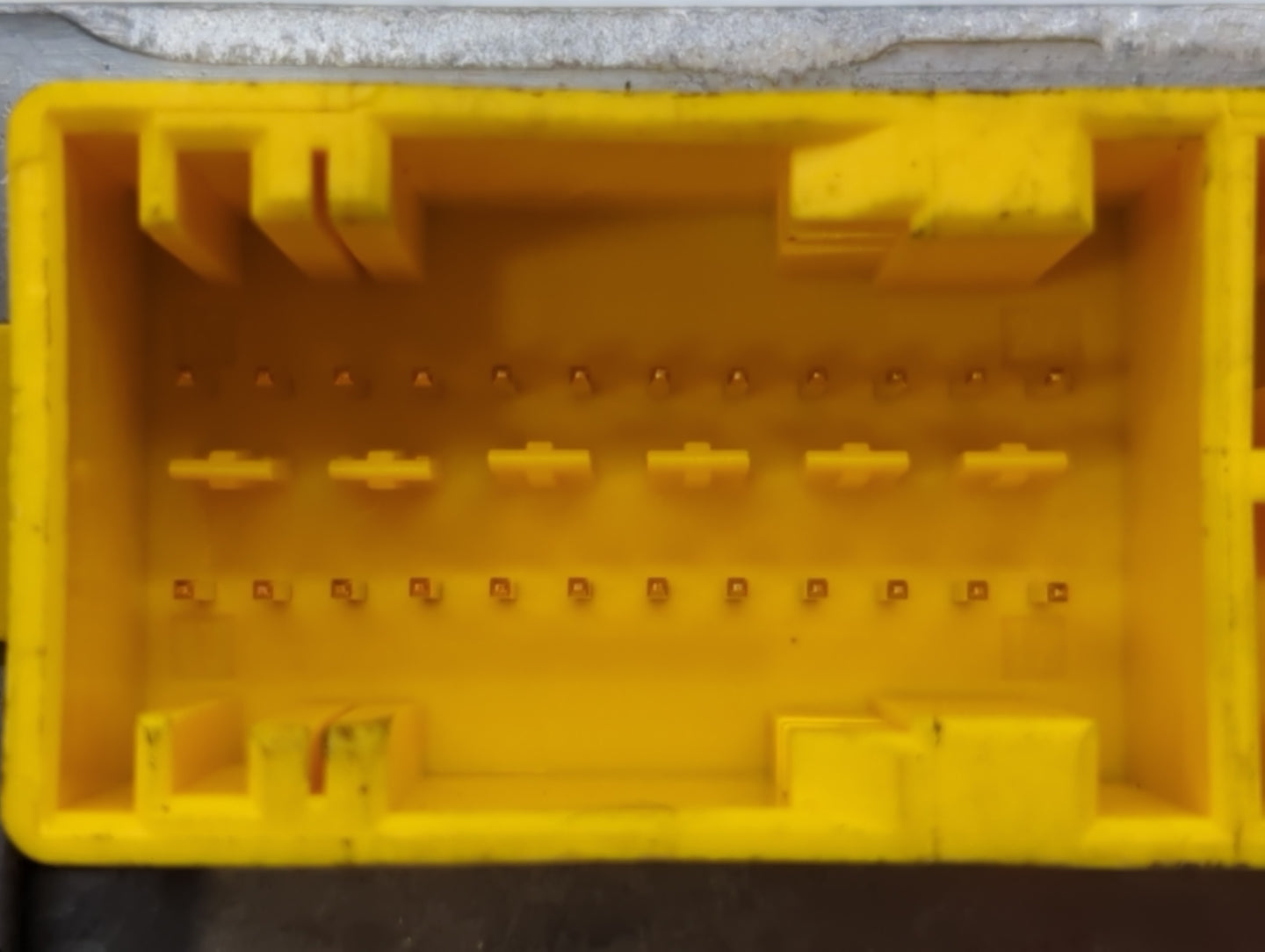 Dodge Caravan Chassis Control Module Ccm Bcm Body Control P56043708ah - Oemusedautoparts1.com