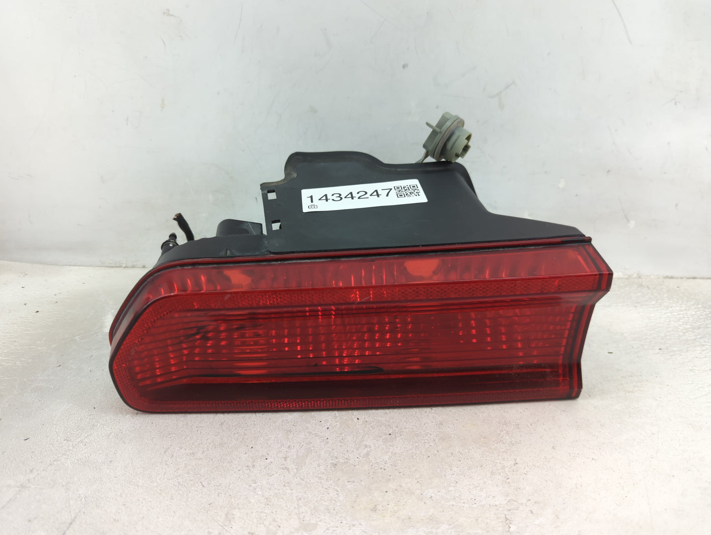 2008-2014 Dodge Challenger Tail Light Assembly Passenger Right OEM P/N:0414987 220-0815-006 Fits OEM Used Auto Parts - Oemus