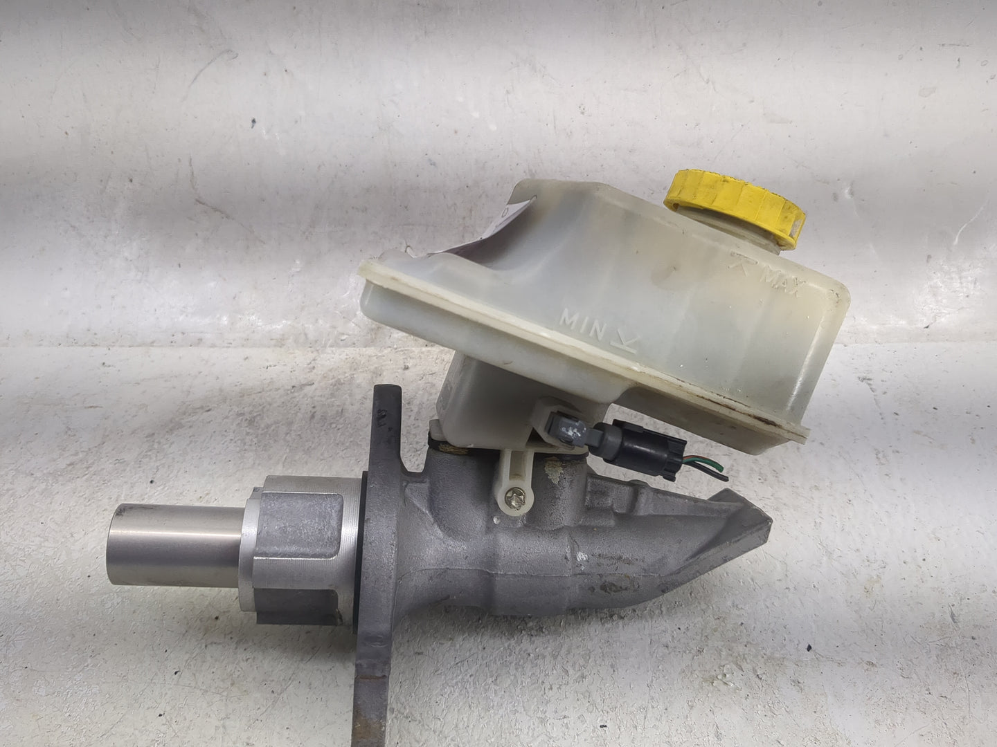 2011-2015 Dodge Durango Brake Master Cylinder - Oemusedautoparts1.com