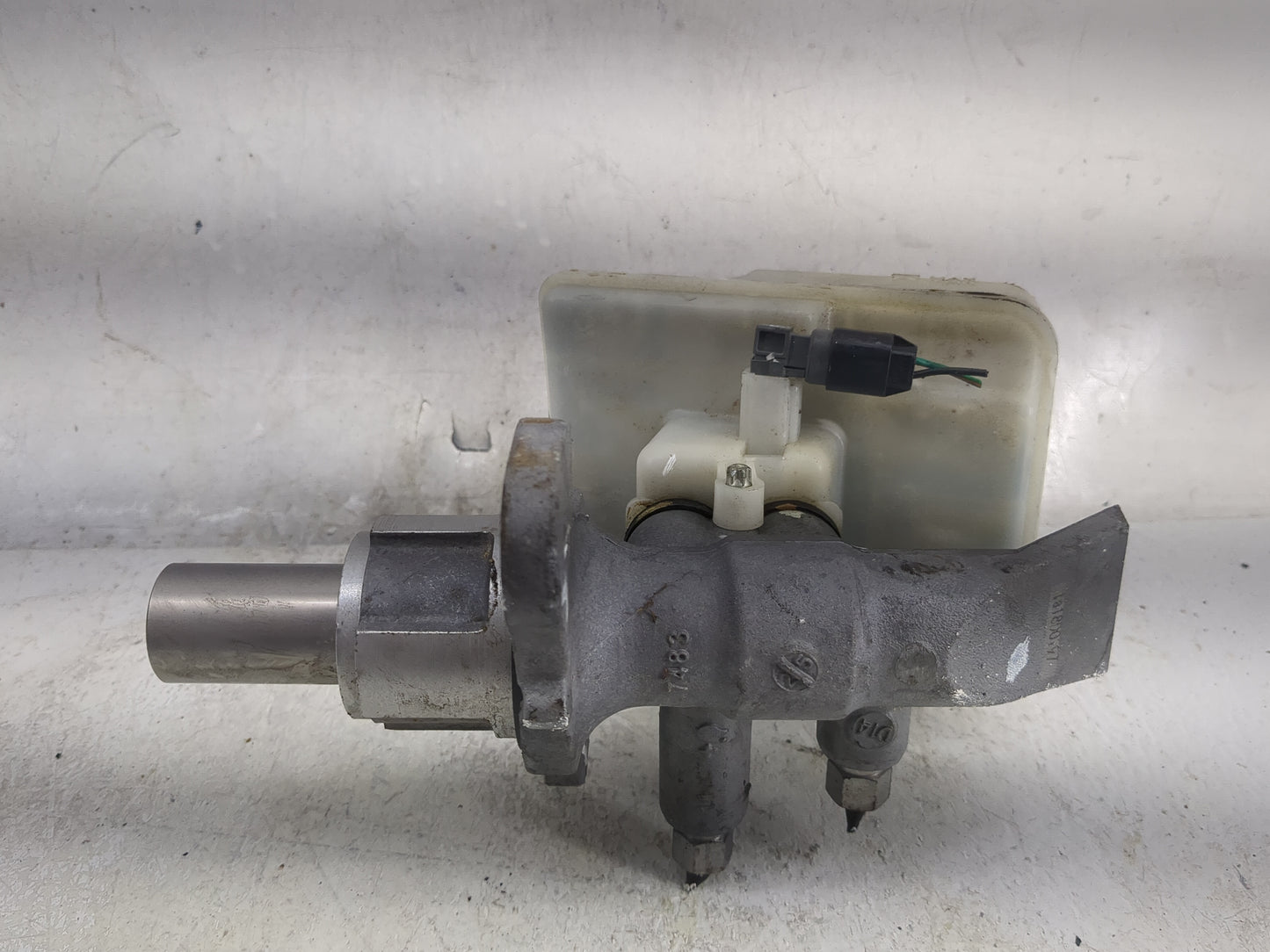 2011-2015 Dodge Durango Brake Master Cylinder - Oemusedautoparts1.com