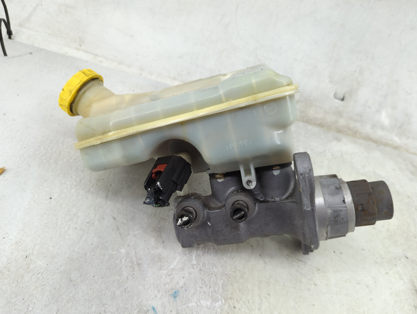 2012-2020 Dodge Grand Caravan Brake Master Cylinder 1490900 - Oemusedautoparts1.com
