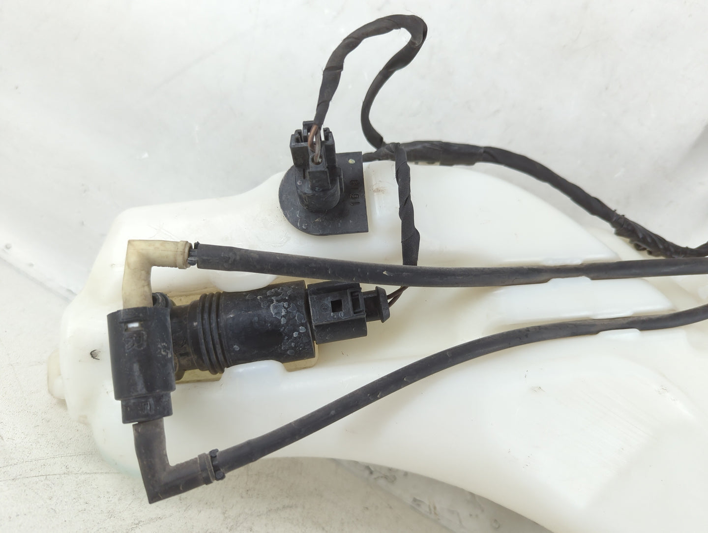 2014 Dodge Journey Windshield Washer Fluid Reservoir Bottle Oem 773805 - Oemusedautoparts1.com