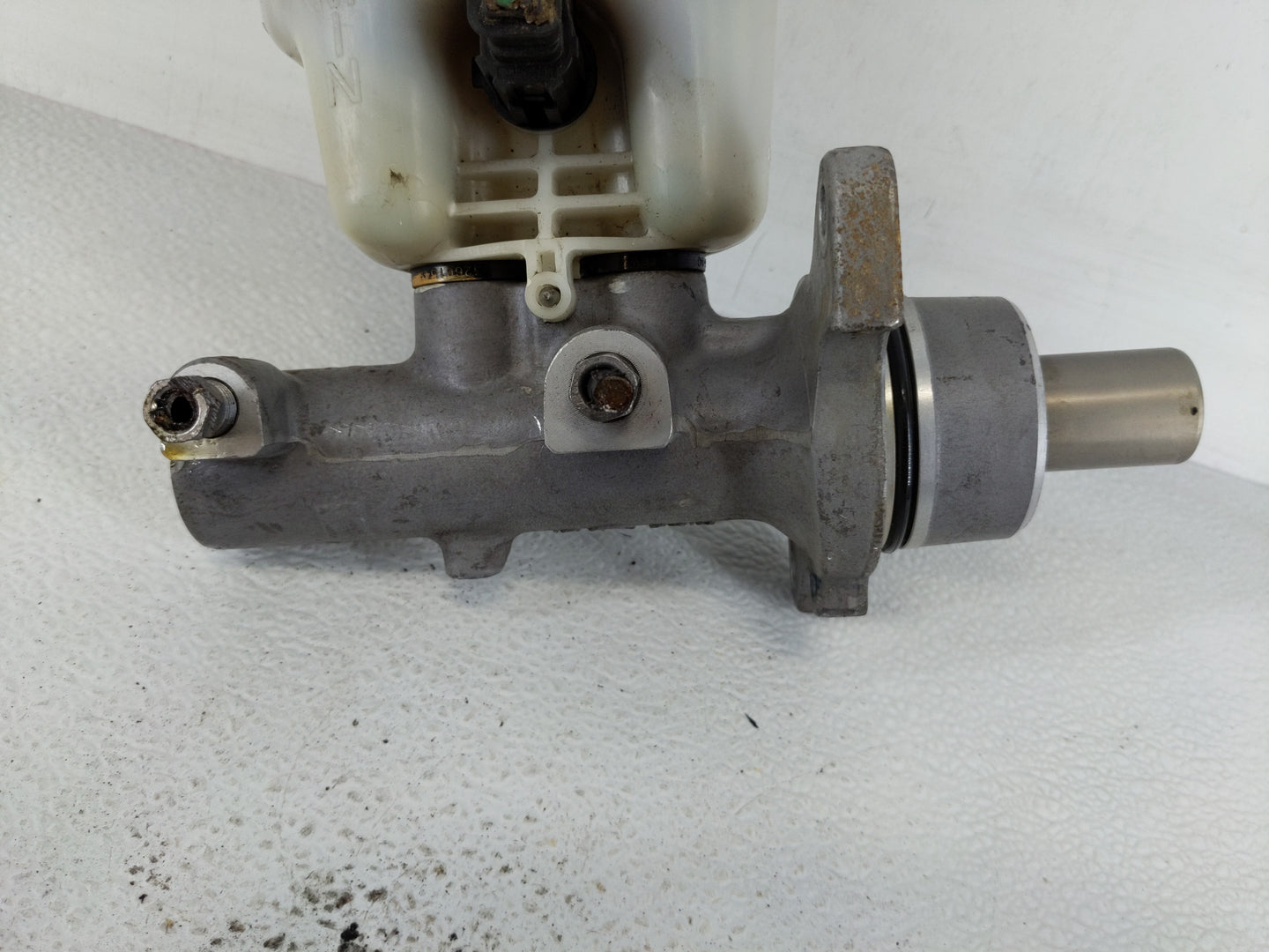 2007-2008 Dodge Ram 1500 Brake Master Cylinder 1157263 - Oemusedautoparts1.com