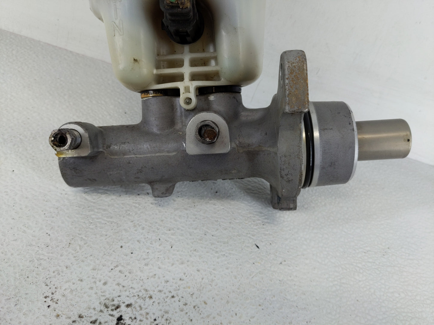 2007-2008 Dodge Ram 1500 Brake Master Cylinder 1157263 - Oemusedautoparts1.com