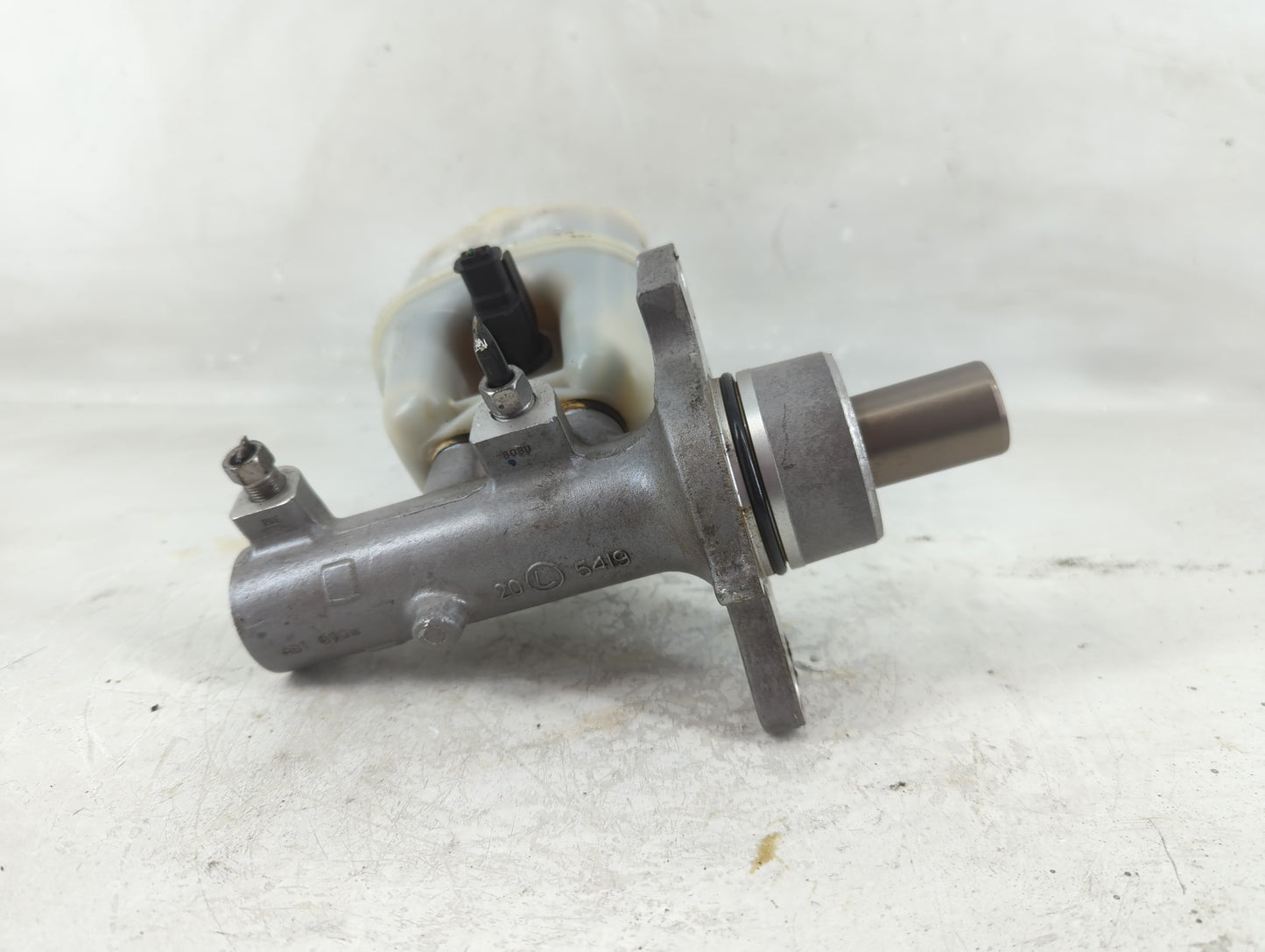 2007-2008 Dodge Ram 1500 Brake Master Cylinder 1208549 - Oemusedautoparts1.com