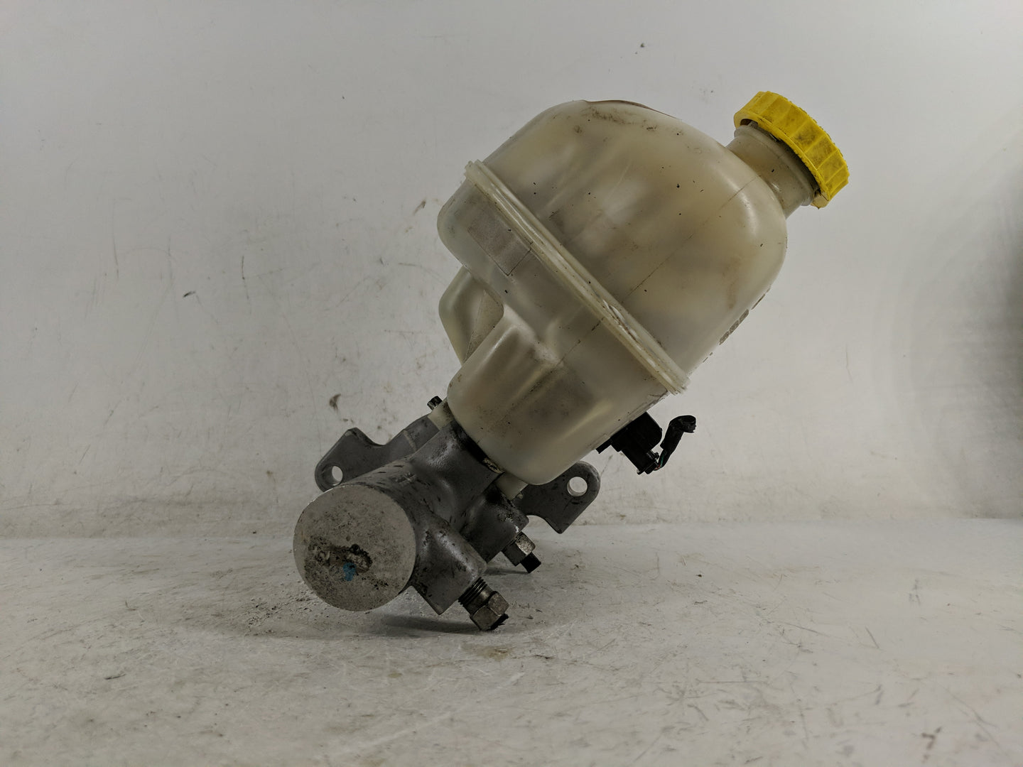 2007-2008 Dodge Ram 1500 Brake Master Cylinder - Oemusedautoparts1.com