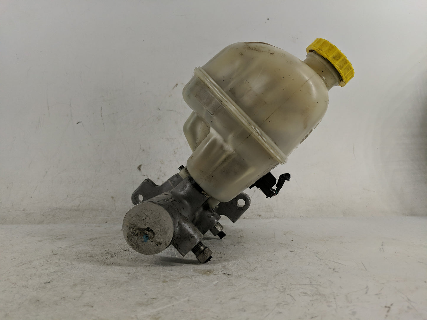 2007-2008 Dodge Ram 1500 Brake Master Cylinder - Oemusedautoparts1.com