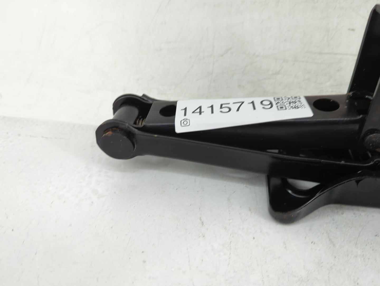 2014 Dodge Ram 1500 Spare Scissor Car Jack 1415719 - Oemusedautoparts1.com