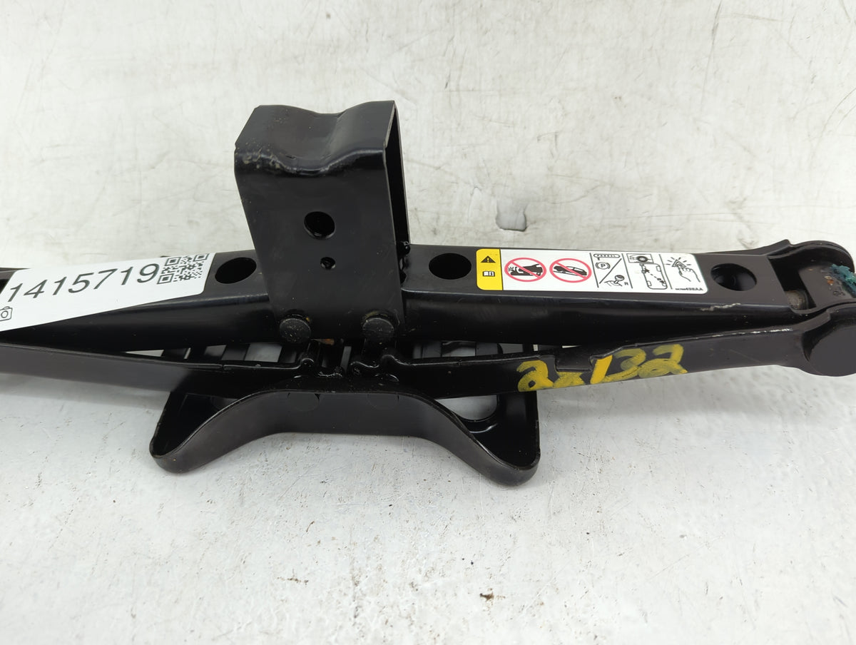 2014 Dodge Ram 1500 Spare Scissor Car Jack 1415719 - Oemusedautoparts1.com