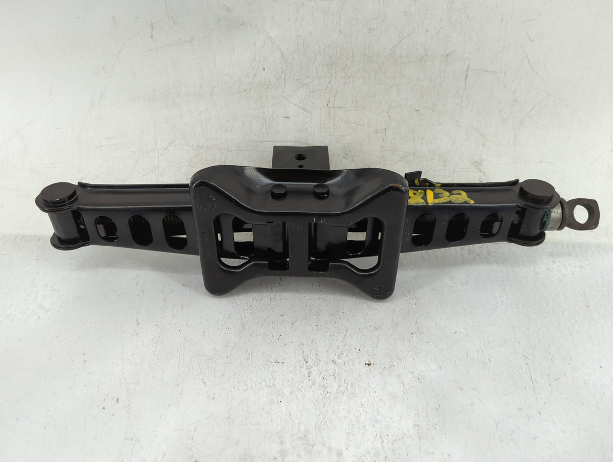 2014 Dodge Ram 1500 Spare Scissor Car Jack 1415719 - Oemusedautoparts1.com