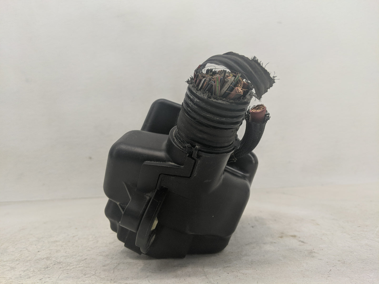 2014-2017 Fiat 500 Fusebox Fuse Box Panel Relay Module P/N:51890355 Fits Fits 2014 2015 2016 2017 OEM Used Auto Parts - Oemu