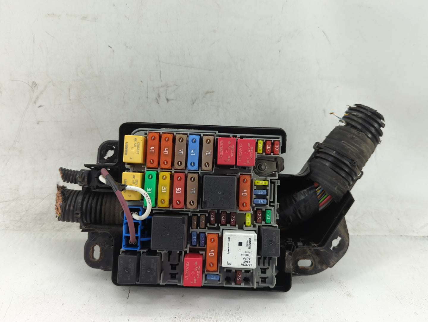 2014-2017 Fiat 500 Fusebox Fuse Box Panel Relay Module P/N:51890355 Fits Fits 2014 2015 2016 2017 OEM Used Auto Parts - Oemu