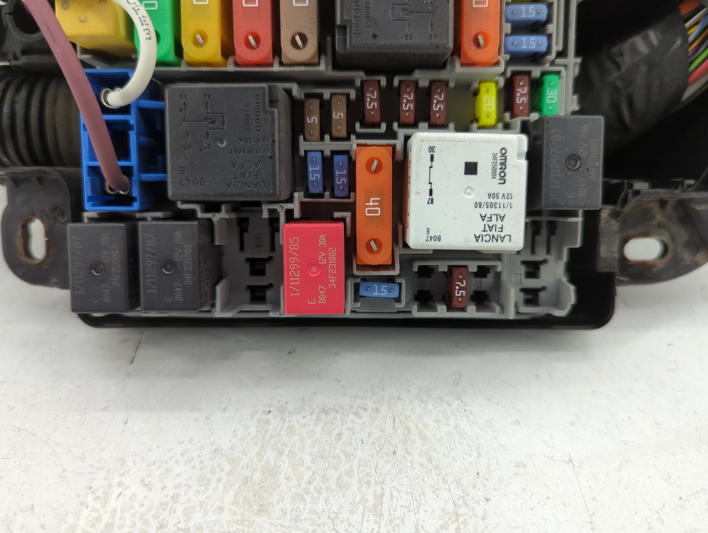 2014-2017 Fiat 500 Fusebox Fuse Box Panel Relay Module P/N:51890355 Fits Fits 2014 2015 2016 2017 OEM Used Auto Parts - Oemu