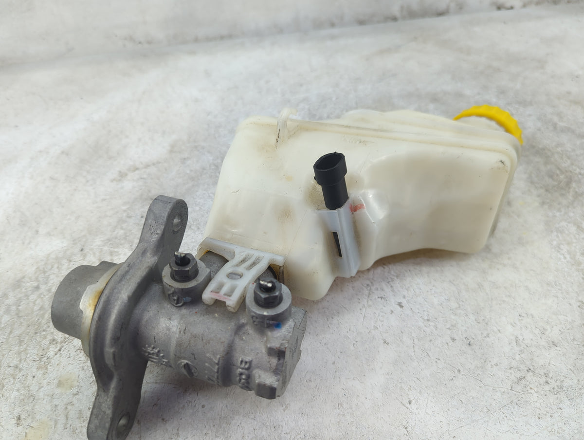 2014 Fiat 500 Brake Master Cylinder 1515948 - Oemusedautoparts1.com