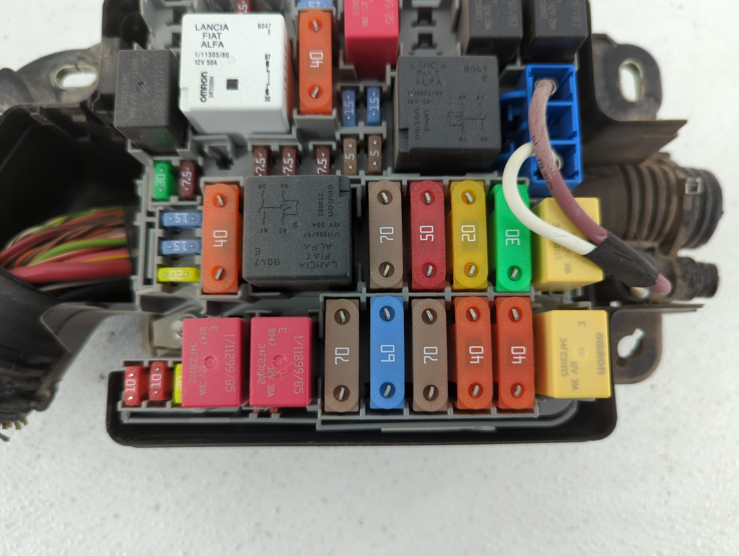 2014-2017 Fiat 500 Fusebox Fuse Box Panel Relay Module P/N:51890355 Fits Fits 2014 2015 2016 2017 OEM Used Auto Parts - Oemu