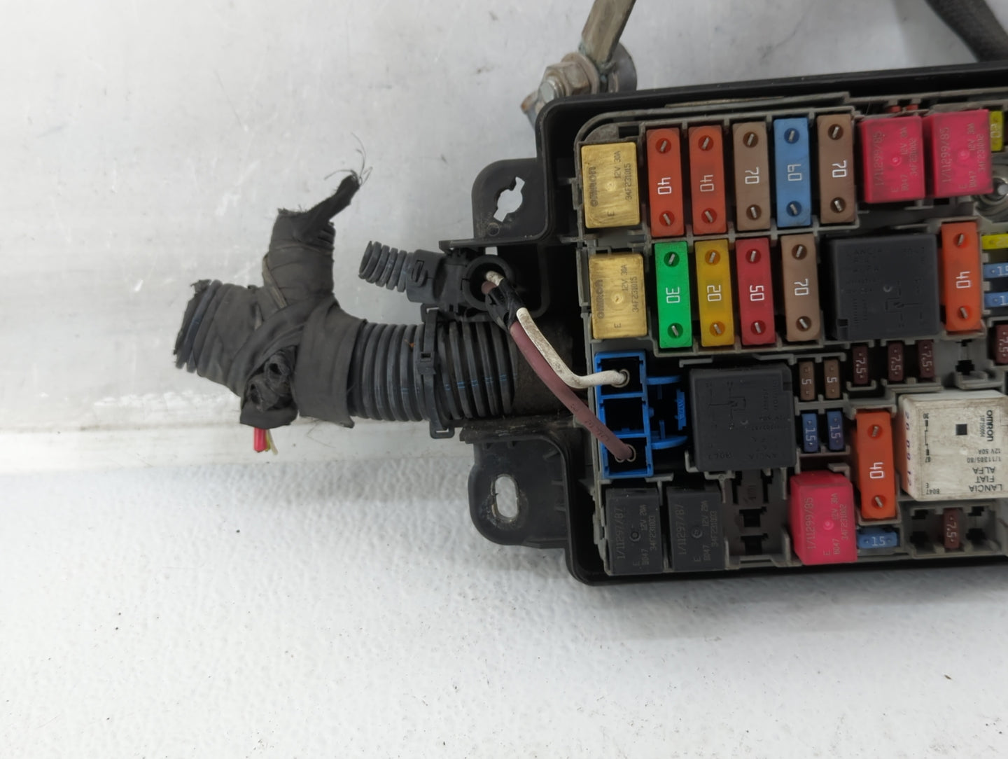 2014-2017 Fiat 500 Fusebox Fuse Box Panel Relay Module P/N:51890355 Fits Fits 2014 2015 2016 2017 OEM Used Auto Parts - Oemu