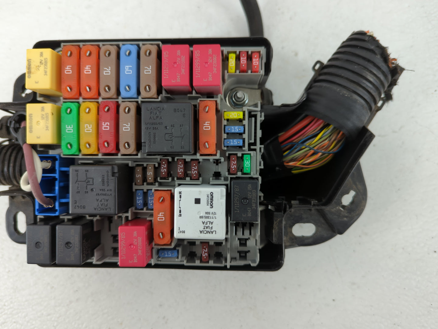 2014-2017 Fiat 500 Fusebox Fuse Box Panel Relay Module P/N:51890355 Fits Fits 2014 2015 2016 2017 OEM Used Auto Parts - Oemu