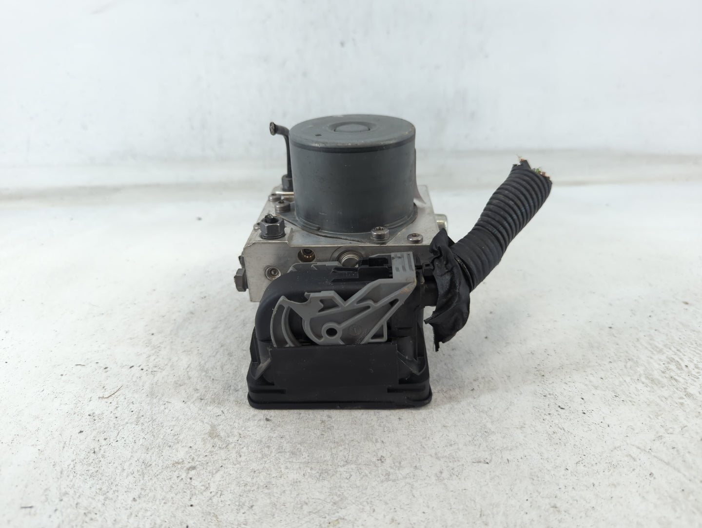 2014 Fiat 500 ABS Pump Control Module Replacement P/N:51920753 Fits OEM Used Auto Parts - Oemusedautoparts1.com