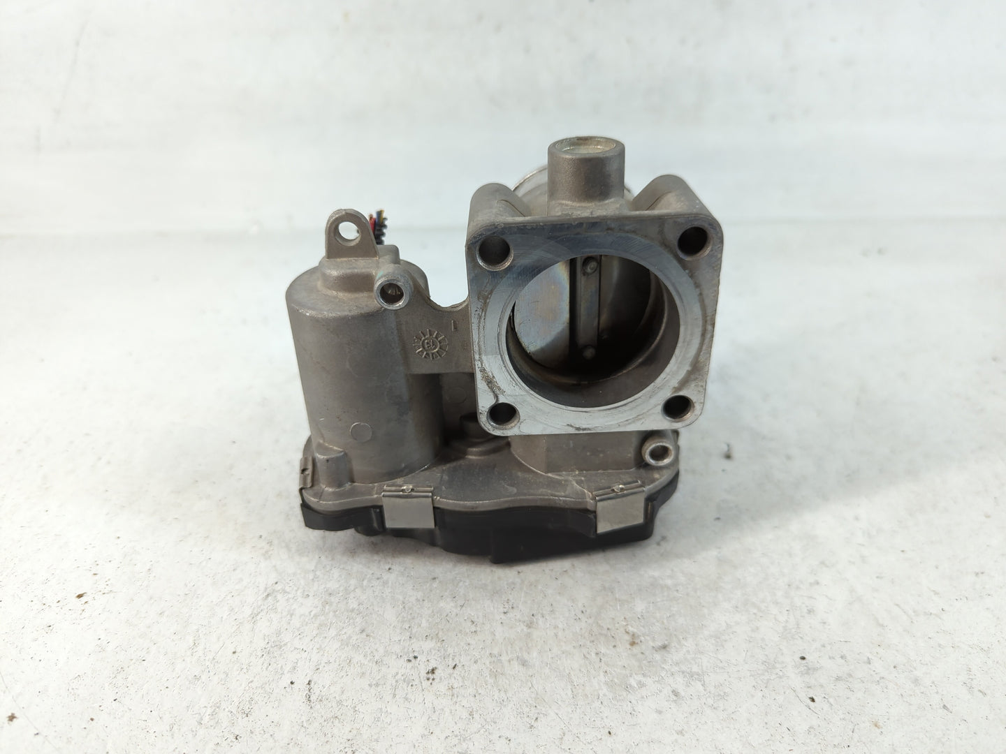 2013-2017 Fiat 500 Throttle Body P/N:04892945AA Fits Fits 2013 2014 2015 2016 2017 OEM Used Auto Parts - Oemusedautoparts1.c