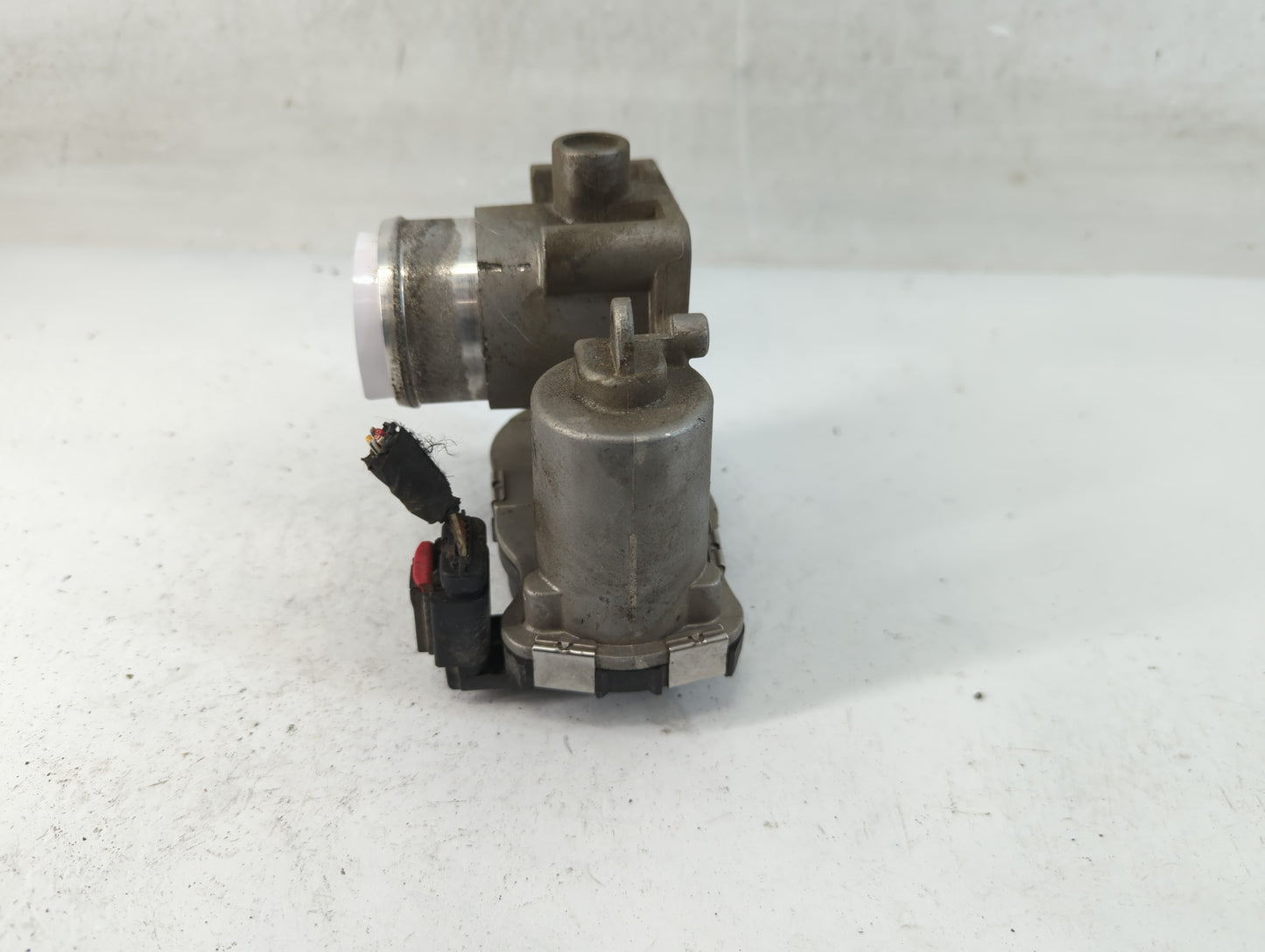 2013-2017 Fiat 500 Throttle Body P/N:04892945AA Fits Fits 2013 2014 2015 2016 2017 OEM Used Auto Parts - Oemusedautoparts1.c