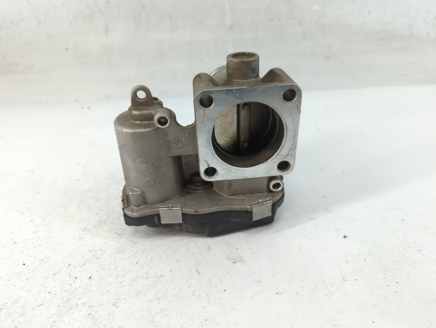 2013-2017 Fiat 500 Throttle Body P/N:04892945AA Fits Fits 2013 2014 2015 2016 2017 OEM Used Auto Parts - Oemusedautoparts1.c