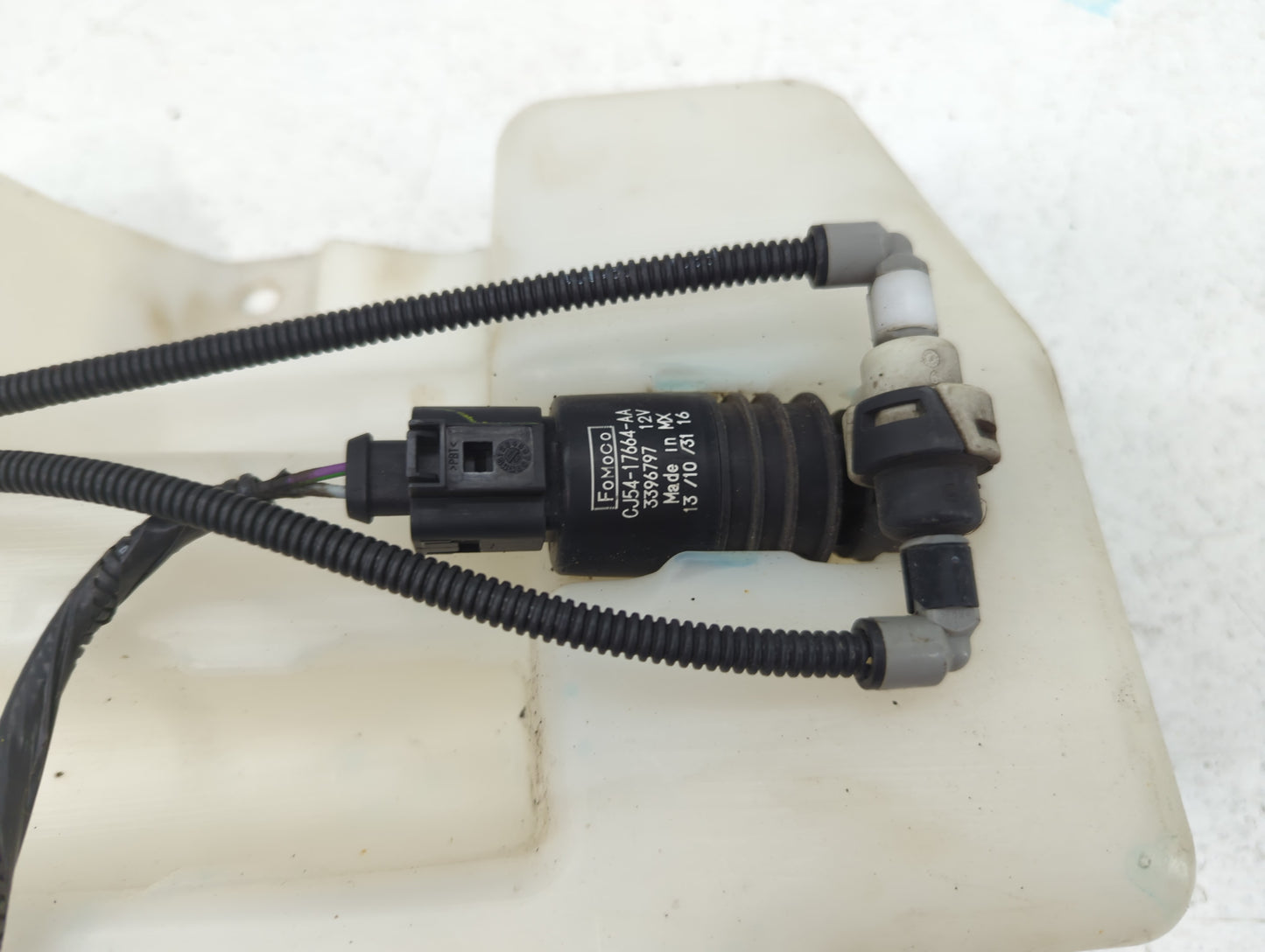 2013-2018 Ford C-max Windshield Washer Fluid Reservoir Bottle Oem - Oemusedautoparts1.com
