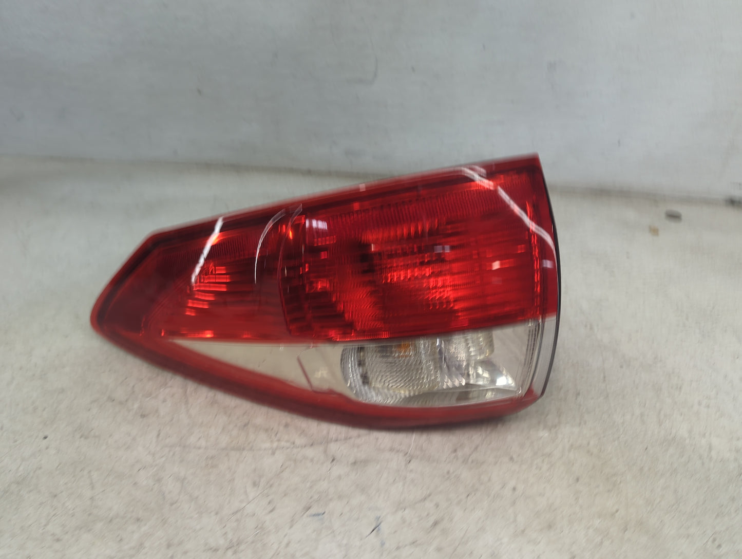 2014 Ford Cmax Tail Light Assembly Passenger Right OEM P/N:DM51 13404 AC 9000826 Fits Fits 2013 2015 2016 OEM Used Auto Part