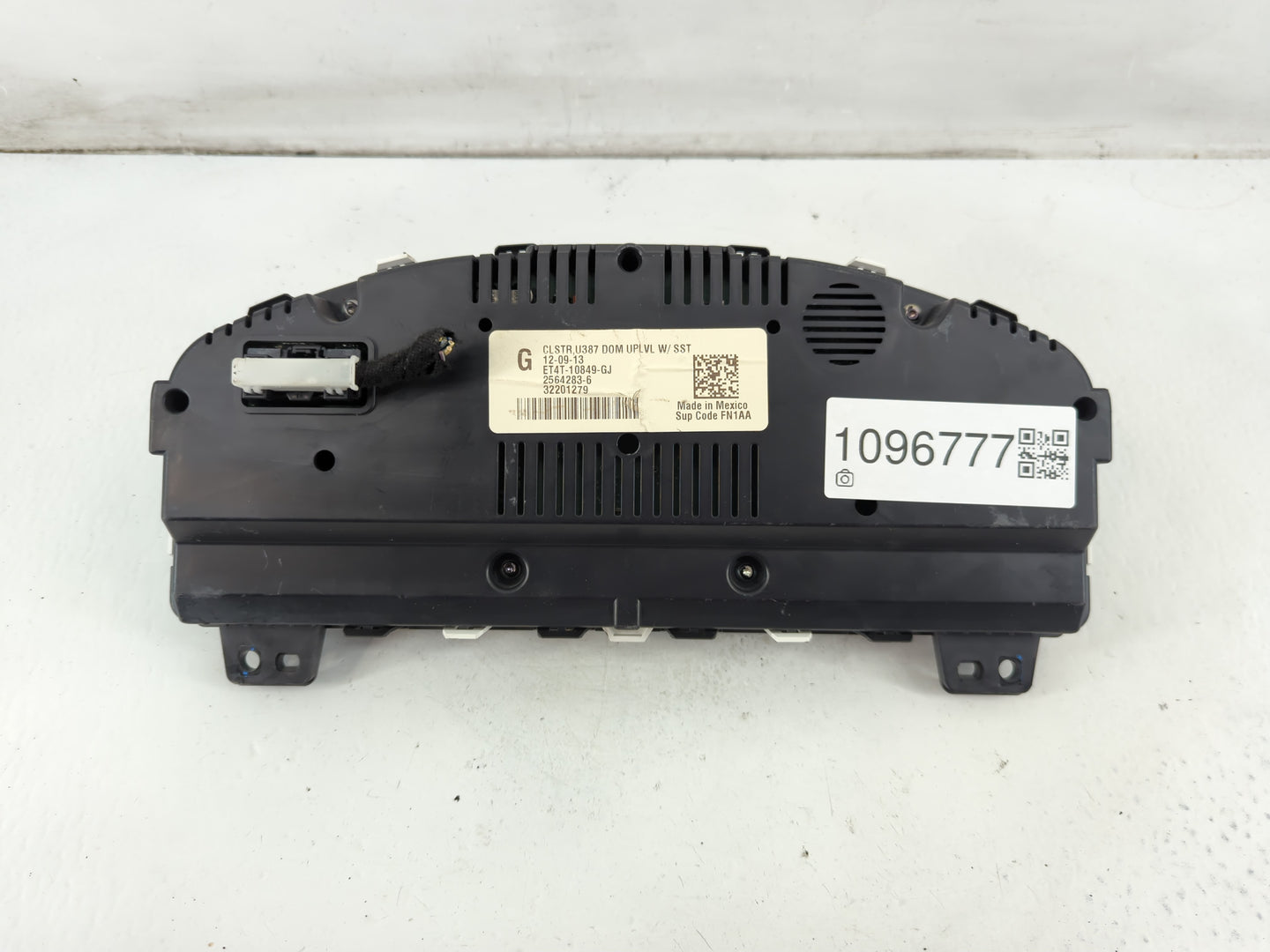 2014 Ford Edge Instrument Cluster Speedometer Gauges P/N:ET4T-10849-GL ET4T-10849-GJ Fits OEM Used Auto Parts - Oemusedautop