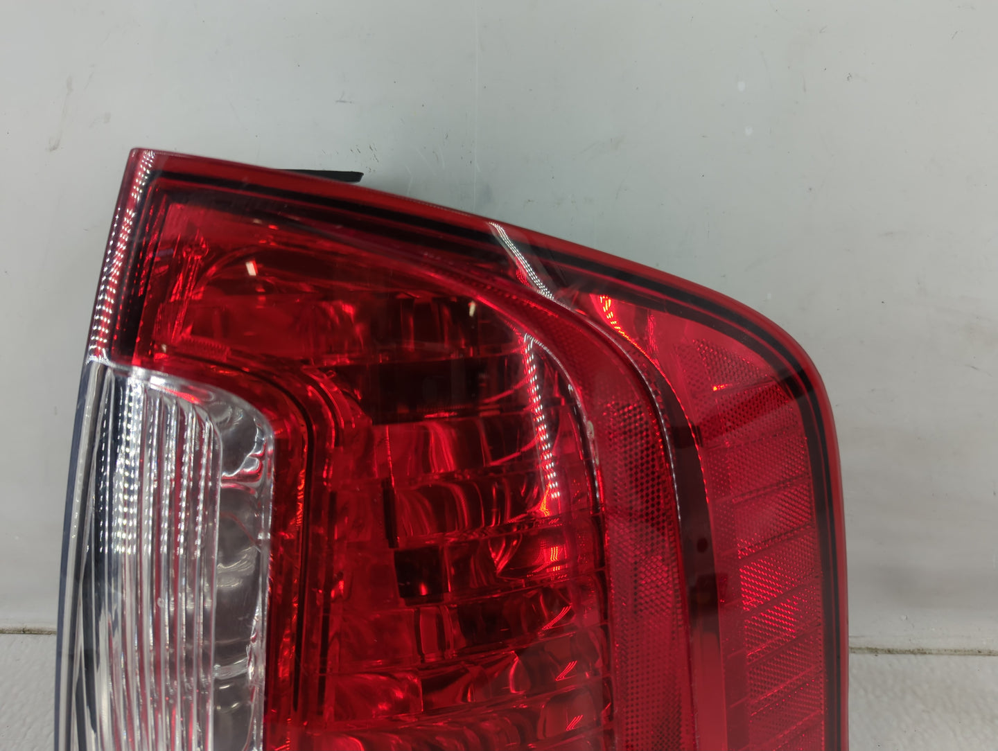 2011-2014 Ford Edge Tail Light Assembly Passenger Right OEM P/N:F00HTF403201 Fits Fits 2011 2012 2013 2014 OEM Used Auto Par