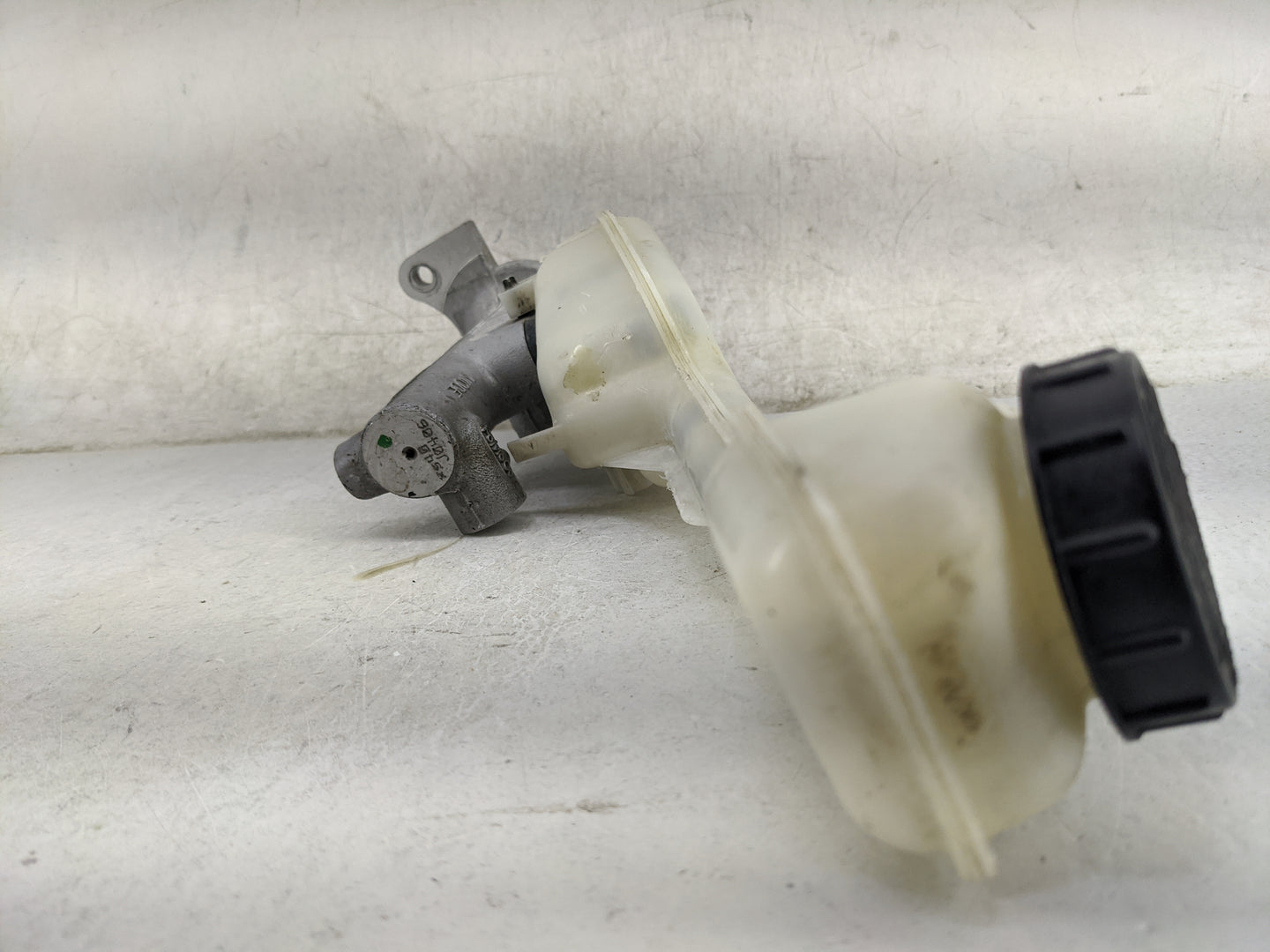 2011-2014 Ford Edge Brake Master Cylinder 1467527 - Oemusedautoparts1.com