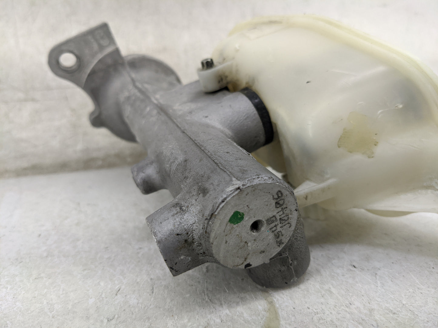 2011-2014 Ford Edge Brake Master Cylinder 1467527 - Oemusedautoparts1.com