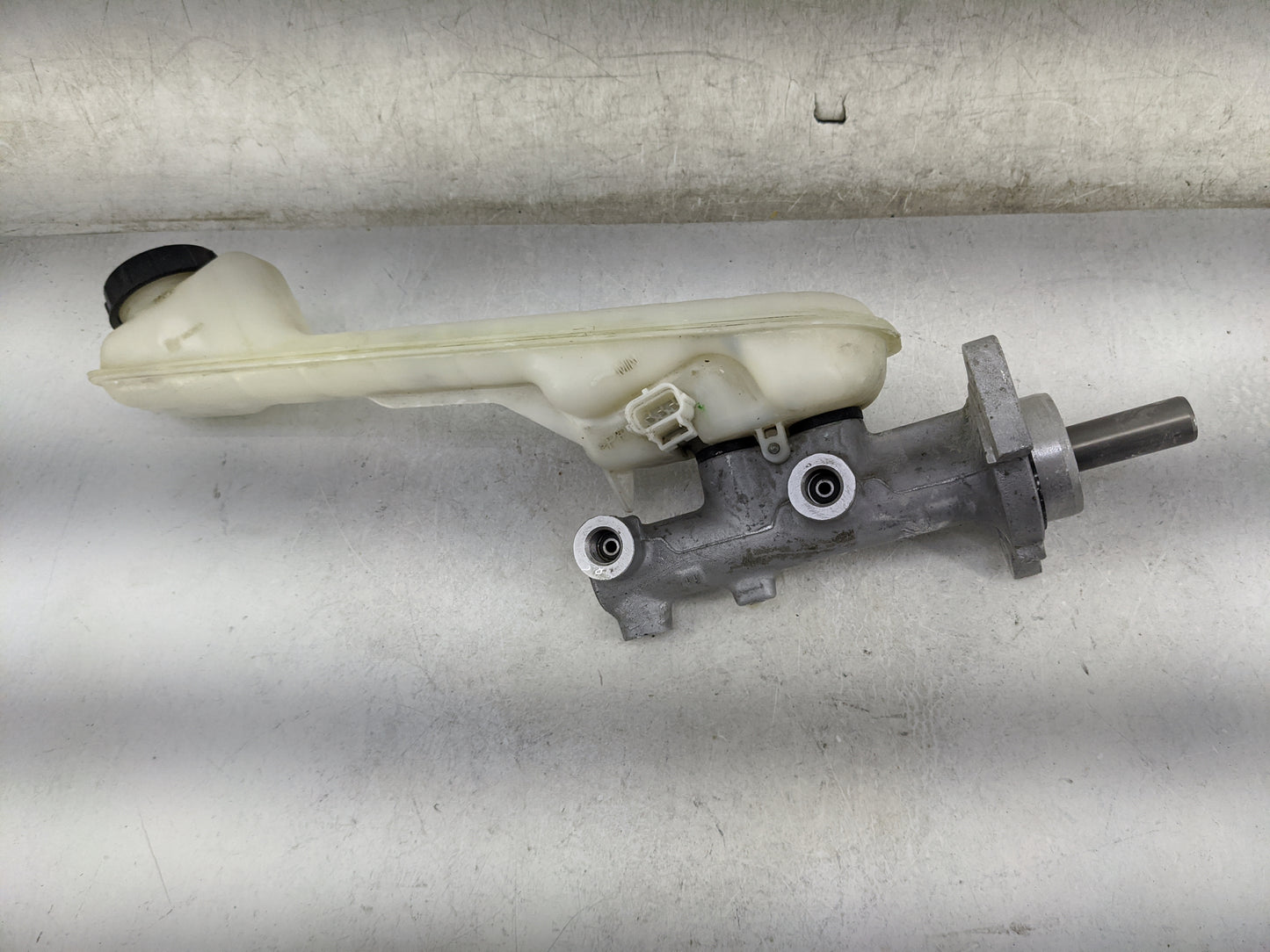 2011-2014 Ford Edge Brake Master Cylinder 1467527 - Oemusedautoparts1.com