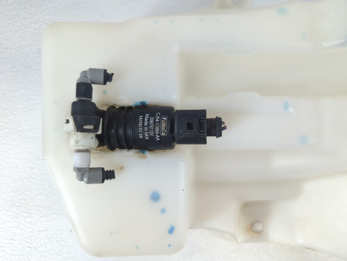 2013-2014 Ford Escape Windshield Washer Fluid Reservoir Bottle Oem - Oemusedautoparts1.com