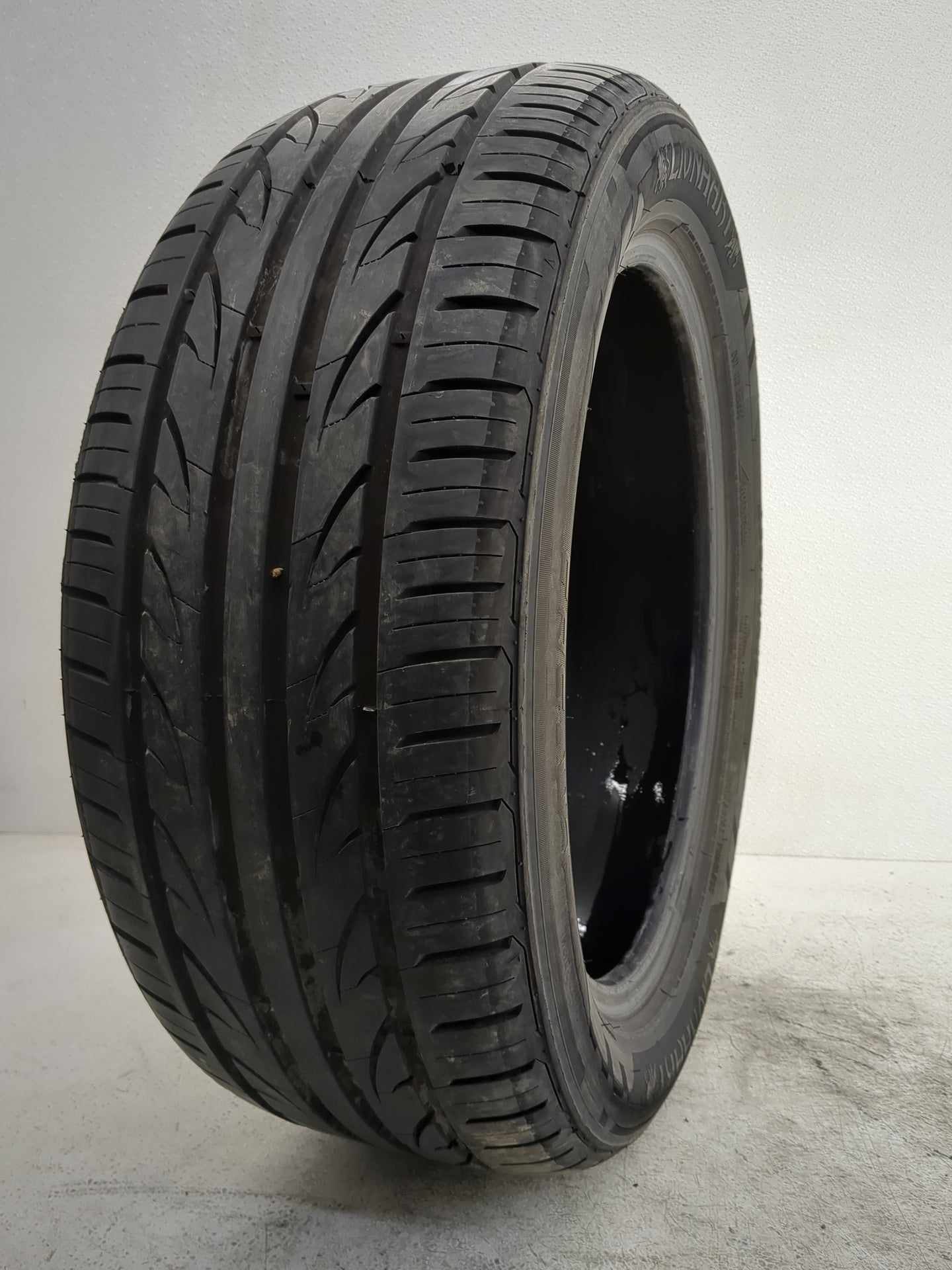 Used Tire 235/50R18 LIONHART LH-503 101W - Tread Depth 8.5/32 - Oemusedautoparts1.com
