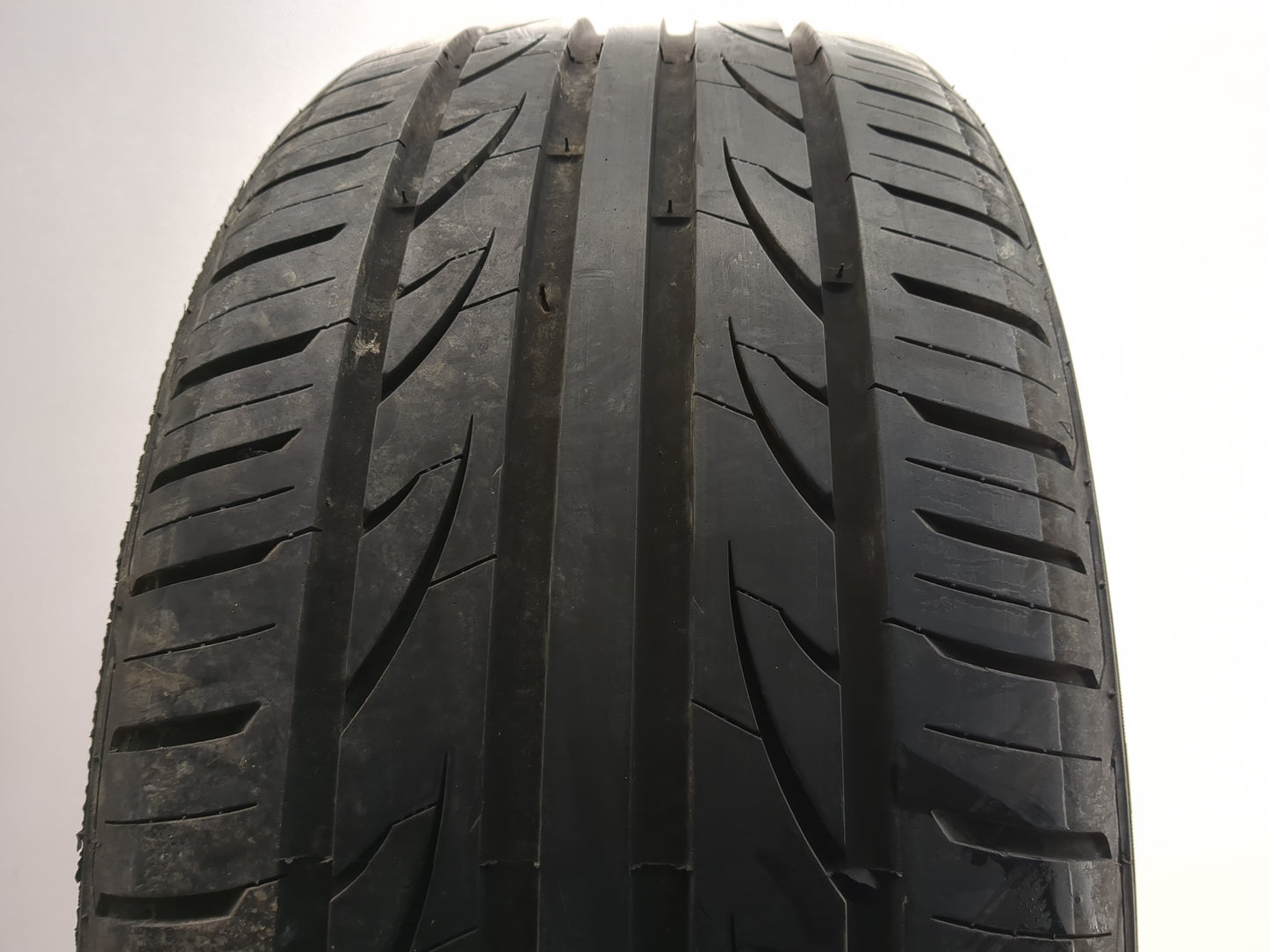 Used Tire 235/50R18 LIONHART LH-503 101W - Tread Depth 8.5/32 - Oemusedautoparts1.com